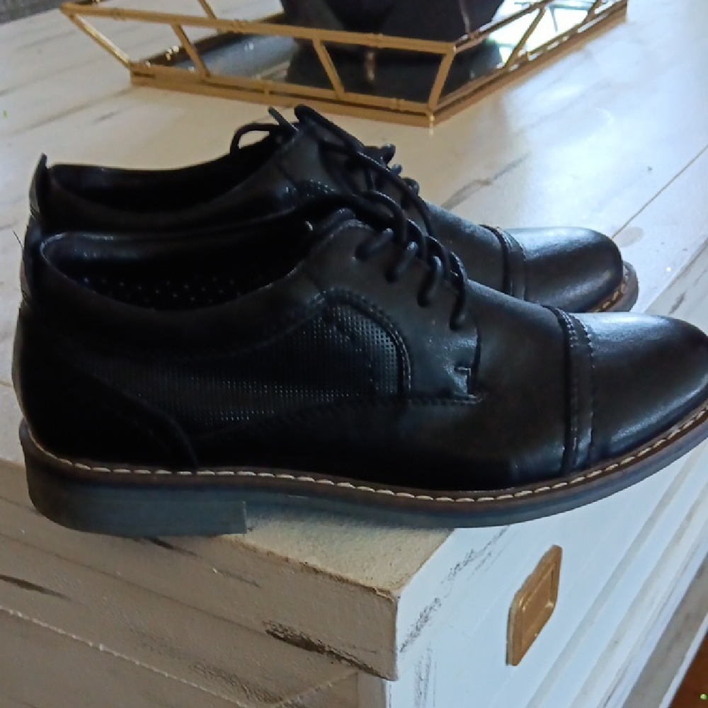 Stacy Adams Black Dress Shoes with Polished Leather and Lace-Up Design